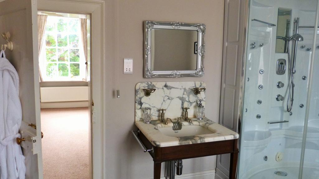 Little Mollington Hall Room photo
